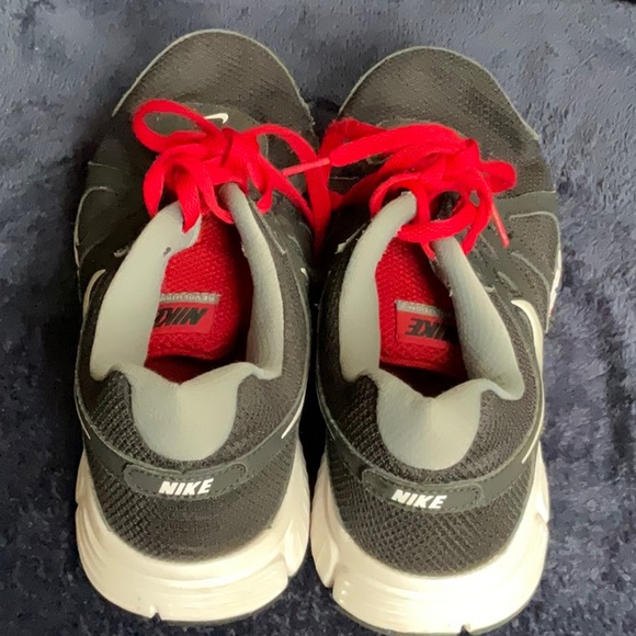 NIKE Men’s Revolution 2 Black/Red/White/Grey Running Shoe - US 10 - Picture 3 of 6